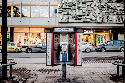 En telefonkiosk på Stortorvet i Oslo. Illustrasjonsfoto.