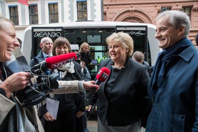 Statsminister Erna Solberg (H) og leder i Arbeiderpartiet Jonas Gahr Støre intervjues etter at de lot seg transportere i en selvkjørende buss til IKT-Norges årskonferanse i Oslo fredag formiddag.