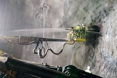 Verken NCC eller Vegvesenet har noen gang opplevd kombinasjonen av mengder vann og vanntrykk som det de har måtte hanskes med i Mælefjordtunnelen. Foto: NCC