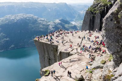 Flere turister på vei til Preikestolen ender opp på andre siden av fjorden.