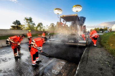 Reasfaltering på E6 Omkjøringsvegen i Trondheim. Veidekke er asfaltentreprenør.Lukten av asfalt