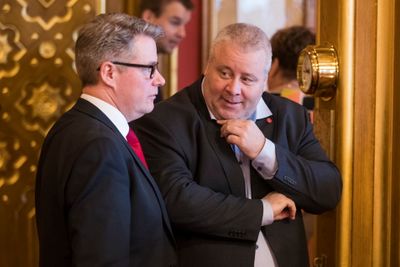 Justis- og beredskapsminister Per-Willy Amundsen (Frp) og partifelle Bård Hoksrud før den muntlige spørretimen i Stortinget i Oslo onsdag.