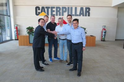 På bildet fra venstre Chase He (HR-director i Caterpillar Xuzhou), Jarle Kleppan (salgsdirektør i Pon Equipment AS), Roger Kjenås (Daglig Leder i Isachsen Maskin), Frank Ole Sørensen (Daglig leder i Hæhre Maskinutleie), Pål Brandvold (Storkundeansvarlig i Pon Equipment AS), Arthur Liu (Operations Manager i Caterpillar Xuzhou)