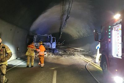 Brannmannskap ved det utbrente vraket av lastebilen i Oslofjordtunellen