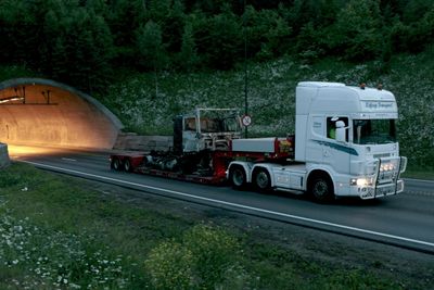 Alvorlig: Den mest dramatiske ulykken i Oslofjordtunnelen oppsto 23. juni 2011 da 34 mennesker ble reddet ut i siste liten etter at drivakselen røk på denne lastebilen som fraktet returpapir.
Foto: Stian Lysberg Solum / SCANPIX