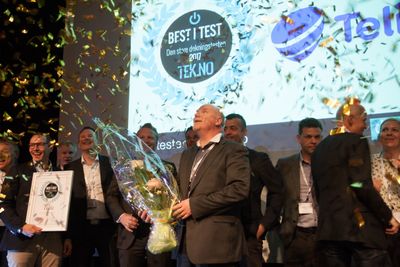 Dekningssjef Tommy Johansen (han med blomstene) forlater Telia. Her da selskapet mottok diplom for å ha vunnet dekningstesten tidligere i år.