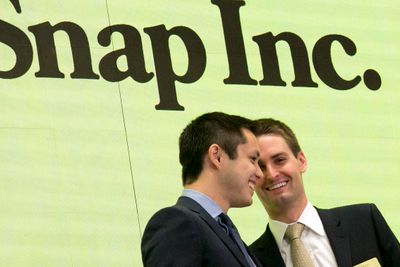 Snapchats medgrunnlegger Bobby Murphy (til venstre) og direktør Evan Spiegel fotografert da Snapchat ble børsnotert i begynnelsen av mars.