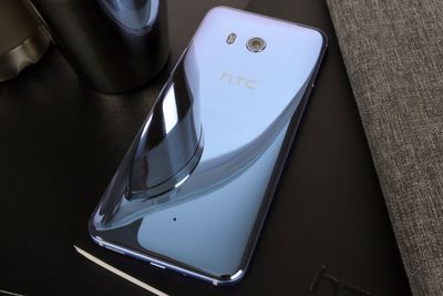 HTC U11.