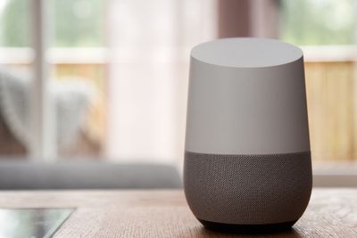 Google Home er også en høyttaler som kan brukes til musikkavspilling.