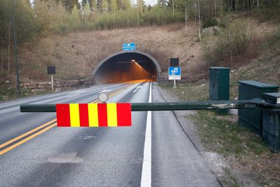 To personer er evakuert ut av Oslofjordtunnelen etter at en lastebil med papir begynte å brenne ca. to kilometer inn i tunnelen fra Drøbaksiden. Nå vurderer Vegdirektoratet forbud mot tungtransport i tunnelen på visse tidspunkt av døgnet