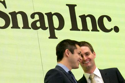 Snapchat-gründerne Bobby Murphy (til venstre) og Evan Spiegel var til stede da Snap-aksjen ble børsnotert på New York Stock Exchange i begynnelsen av mars.