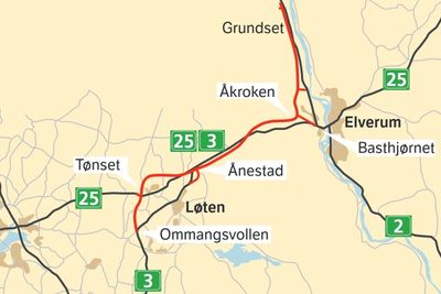 Ny vegstrekninger er markert med rødt. Hvem som skal anlegge dem blir ikke klart før i januar neste år.