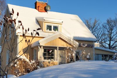 Tall fra Nkom viser at villakundene i snitt betaler tre ganger så mye for bredbåndet som borettslagskunder.