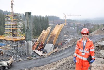 Kontrollingeniør Andrea Maldonado-Vilaplana er tilfreds med framdriften på Saggrenda bru.