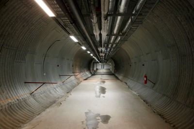 Det ble store vanninntrengninger i denne tunnelen da det plutselig begynte å regne på Svalbard i Oktober. Nå er Statsbygg i gang med å se på tiltak for å tette tunnelen.