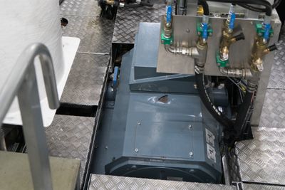 En Oswald PM elmotor og generator på 150 kW står i hvert katamaranskrog. Den er koblet påen ZF girboks og West Mekan CP (vribar propell).