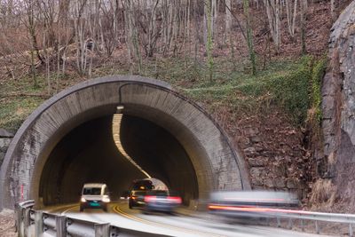 Det er stor forskjell på konvensjonell belysning fra det siste årtusen og den nyeste LED-belysningen som nå monteres i stadig flere tunneler.