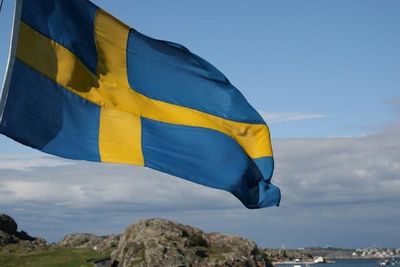 Svenske myndigheter fikk solgt frekvenstillatelser for 2,8 milliarder svenske kroner. Ingen ville by på frekvensene i midten av båndet, sannsynligvis fordi det ikke finnes telefoner som støtter disse frekvensene ennå.