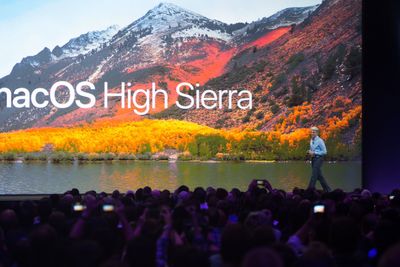 Craig Federighi i Apple presenterer neste versjon av MacOS på WWDC i San Jose den 5. juni 2017.