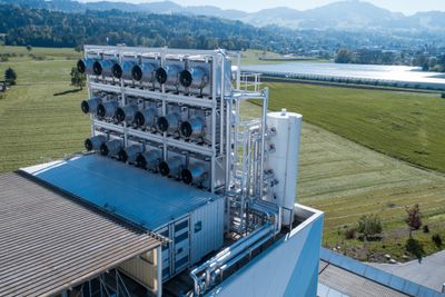 Climeworks' anlegg Hinwil, nær Zürich i Sveits, er den første kommersielle installasjonen som suger CO2 direkte fra lufta, såkalt direct air capture (DAC).