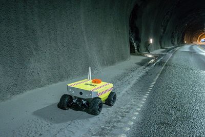 Den seks kilo tunge roboten Spurv er et verktøy som skal sendes inn i tunneler med røykutvikling og gi brannmannskap raskere oversikt over røykutvikling og brannforløp enn i dag.