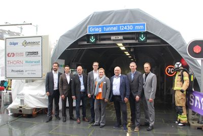 Samarbeidsprosjektet Grieg tunnel i Bergen. Fv. Thomas Moen i Phoenix Contact (LEDlysstyring), Sven Neervoort i Dräger (gassdeteksjon og røykdykkerutstyr), Terje Mork i Euroskilt (bl. a. skilt), Hans Øien i Thorn Lightning (bl. a. LEDlys), Wenche Tandrevoll i Øglænd System (tunneloppheng og –rammer), Helge Stridsklev i Waterwall (brannsikring), Kenneth Jonsson i Cipherstone (lys- og trafikksensorer) og Atle Riskedal i Norwegian Tunnel Safety Cluster (klyngedrift og innovasjonsstimulasjon).