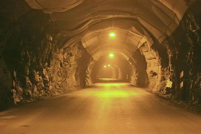 Trafikken gjennom  Bjørgatunnelen er beskjeden. Det bærer standarden preg av. Den som får kontrakten skal utføre noe rensking og bolting i tillegg til elektro- og SRO-abeidet.