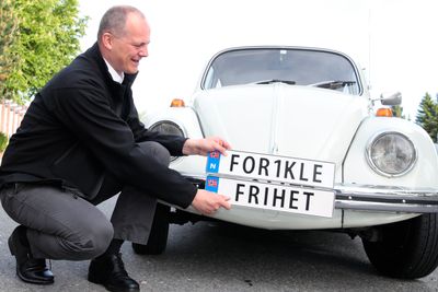 Samferdselsminister Ketil Solvik-Olsen (Frp) holdy pressetreff om personlige bilskilt på Risløkka trafikkstasjon i Oslo mandag. Den nye muligheten har viste seg å bli populær. Torsdag knelte nemlig serverne til Statens Vegvesen.