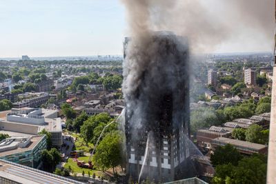 Den 24 etasjer høye boligblokken i London er fullstendig utbrent. Det spekuleres nå i om blokken  kan ha manglet brannsperrer. 