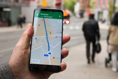 Galaxy S8 fra Samsung er en av kun syv telefonmodeller som støtter Galileo. Det gir høyere nøyaktighet. Spesielt i trange bygater skal Galileo være bedre enn GPS og Glonass.