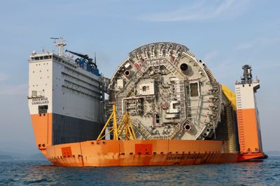 Søndag morgen kommer trolig Dockwise Vanguard lastet med understellet til Aasta Hansteen-plattformen til Stord.