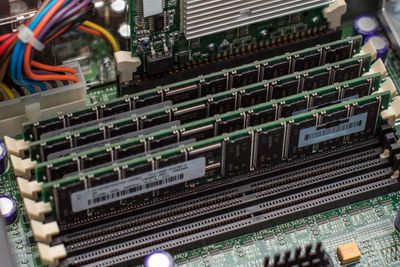 Sårbarhetene som Microsoft har oppdaget befinner seg i program- eller fastvare, og ikke i fysiske minnemoduler som avbildet over.