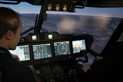 Inne i den nye AW101-simulatoren ved Stavanger lufthavn Sola.