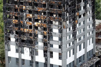 I Tyskland evakueres boligblokker med tilsvarende fasadeplater som de som tok fyr i Grenfell Tower i London.
