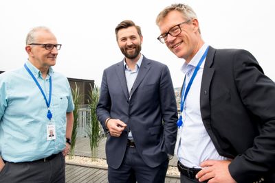 100 PROSENT I SKYEN. Fra venstre: Svein Mulelid, IT-sjef i Jernbanedirektoratet, Kjetil Tharaldlien, Client Partner i Sopra Steria og Christoffer Serck-Hanssen, organisasjonsdirektør i Jernbanedirektoratet.