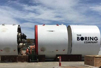 I desember ble det klart at Elon Musk planla å bygge sin egne tunnelboremaskin. Nå er maskinen, som har fått navnet Godot ikke bare klar, men allerede i gang med tunneldrivingen.