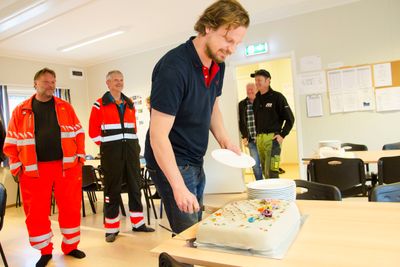 Prosjektleiar Wolfgang Mysliwietz i Strabag tek det første kakestykket for å markere at 1000 meter tunnel er ferdig driven. Rett under 1000 meter står no att av Rødølstunnelen.