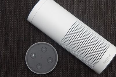 Amazon Echo (øverst) ved siden av Amazon Echo Dot. Begge kan gjøre det samme, men Echo kan også fungere som Bluetooth-høyttaler.