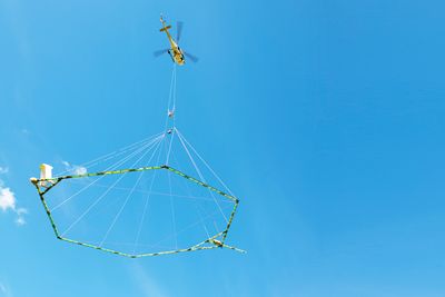 Luftig måling: AEM-kartlegginger foregår fra helikoptre, som flyr med en sirkulær antenne under for å måle grunnens elektriske ledningsevne. Målingene gir kontinuerlige data langs hele flylinjen.