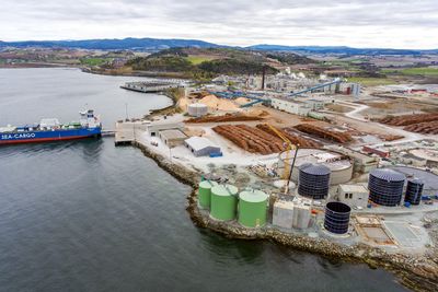 Kan utvide: Biokraft har mer plass å ta av. Biogass-reaktorene er i ferd med å reise seg nærmest sjøen på bildet. Bak ses papirfabrikken til Norske Skog.