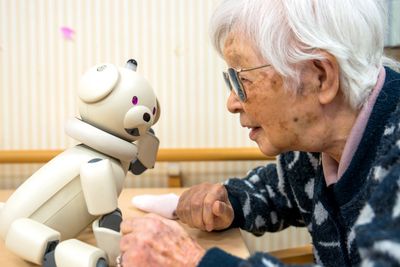 90 år gamle Yuriko Tanaka trives når hun får bruke tid med robothunden Aibo. – Han er alltid glad og vil gjerne spille spill eller prate, sier hun.