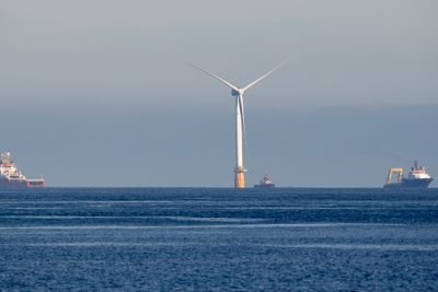 I alt fem gigantiske, flytende havvindturbiner slepes nå fra Stord til kysten av Skottland. Hver av dem veier over 12.000 tonn og stikker 125 meter opp over havoverflaten.