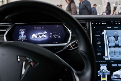 Tesla tilbyr strømmetjenesten Spotify gratis med alle sine biler. Det har fått en dansk konsulent til å forfatte et klagebrev til Nasjonal kommunikasjonsmyndighet der han ber det statlige organet om å vurdere om strømmingen bryter med prinsippene om nettnøytralitet.