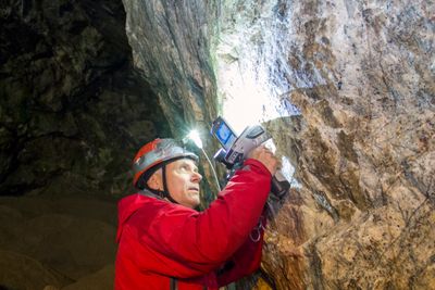 Fra Søve gruve i Fensfeltet ble det i perioden 1953 til 1963 brutt søvitt og dolomitt for produksjon av niobium ved Norsk Hydro på Herøya. Niobium er et metall det fortsatt er store forekomster av i feltet. Metallet brukes hovedsakelig i stållegeringer, og i økende grad i elektronikk, medisinsk utstyr, i optikk, innen romfart og i kjernefysisk industri. Her måler regiongeolog Sven Dahlgren mengden niobium fra en transportgang knyttet til Søve gruve. Verdien av niobiumforekomstene kan være stor.