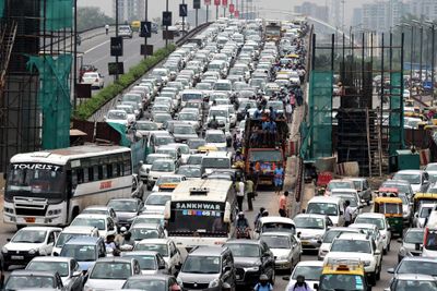 Indias transportminister sier de ikke vil tillate selvkjørende biler på indiske veier. Her fra en trafikkork i New Delhi.