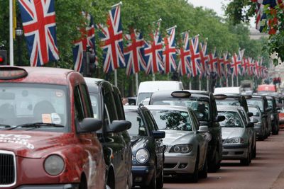 Storbritannia forbyr diesel- og bensinbiler fra 2040 for å bedre luftkvaliteten, da spesielt i byene. Her langs The Mall i London.