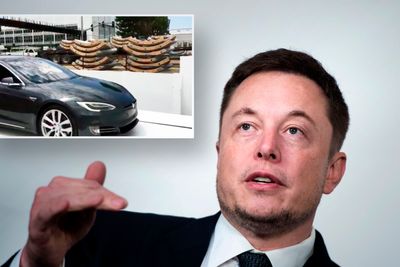 Elon Musk har lagt ut to videoer på Instagram hvor han viser frem en tidlig versjon av bilheisen han planlegger å bruke i the Boring Company.