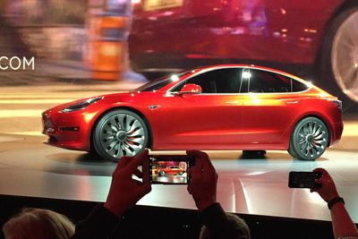 Det er stor interesse for Teslas Model 3, og i morgen leveres de første 30 bilene.