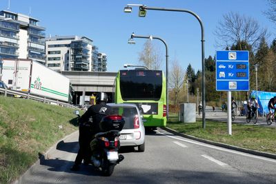 Bomring passering med skilt for betaling av bompenger ved Skøyen i Oslo.