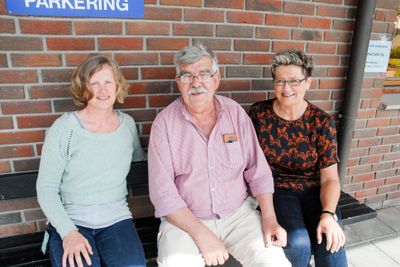 Litt pause i skyggen for deler av vegvesenets prosjektledelse: Fra venstre assisterende byggeleder Gudrun Marie Sørumsbrenden, byggeleder Sturla Elvsveen og prosjektleder Anne Britt Moen.